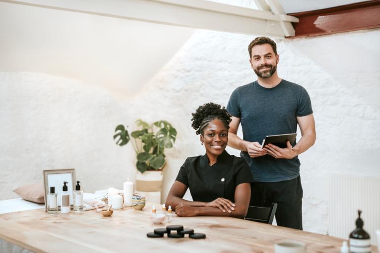 Mujer y hombre sonriendo